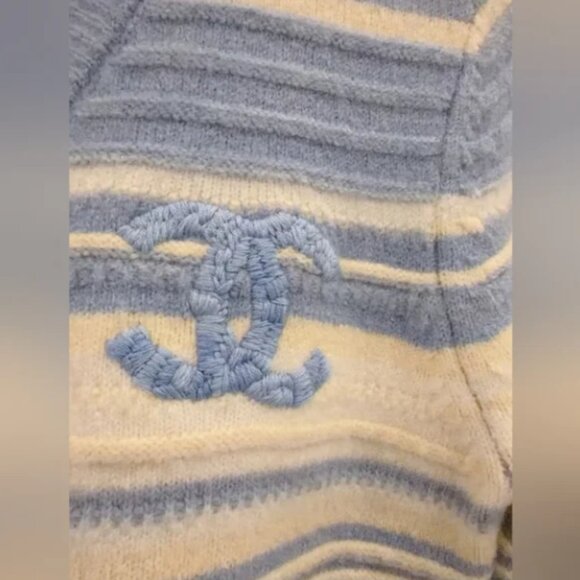 CHANEL Women's Blue and Cream Cardigan - Picture 7 of 10